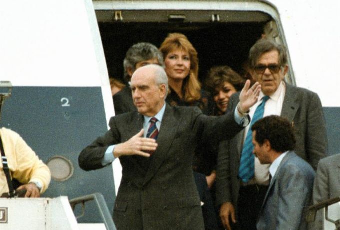 Σαν σήμερα 22 Οκτωβρίου 1988: Το ιστορικό νεύμα του Ανδρέα Παπανδρέου στη Δήμητρα Λιάνη